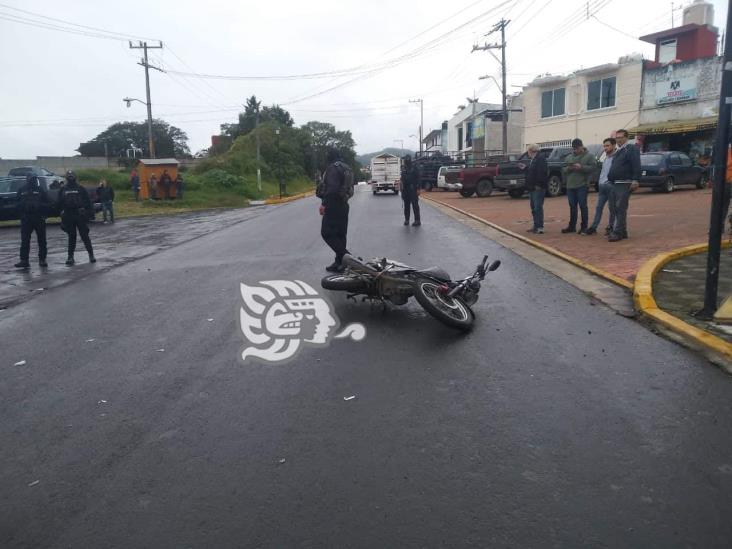 Chocan camioneta y motocicleta en la carretera Xalapa-Misantla