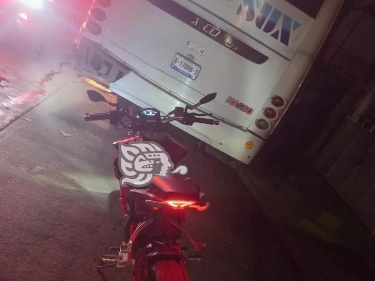 Motociclista choca contra autobús estacionado en la colonia El Moral, en Xalapa