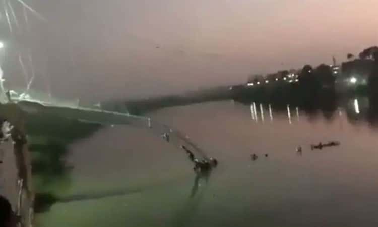 Colapsa puente colgante en la India; hay 60 fallecidos(+Video)