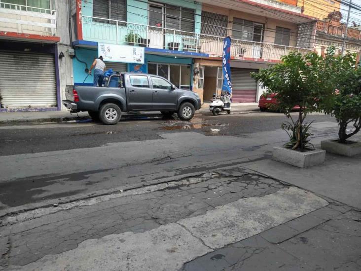 Denuncian desperdicio de agua en la calle Paso y Troncoso, en Veracruz