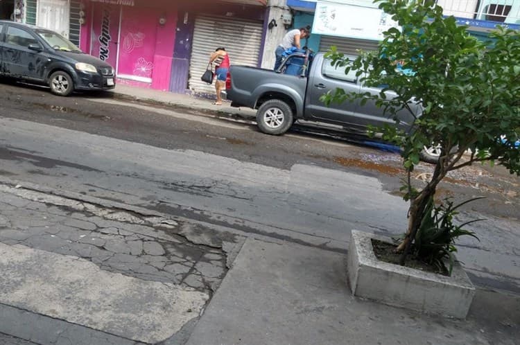 Denuncian desperdicio de agua en la calle Paso y Troncoso, en Veracruz