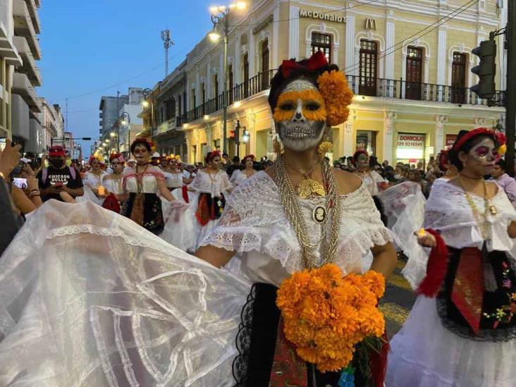 Realizan Carnaval de Catrinas por las calles del Centro Histórico de Veracruz (+Video)
