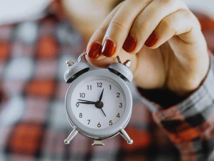 Ante confusión por “cambio de horario” en dispositivos, recomiendan revisar hora oficial
