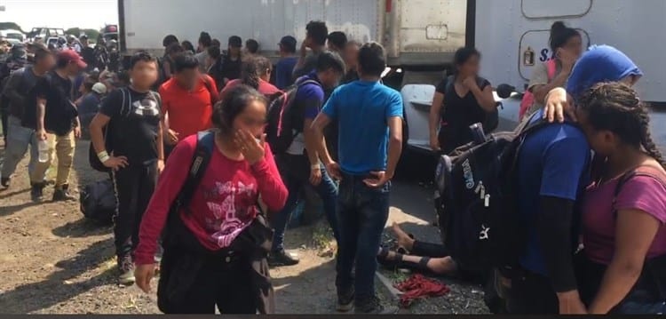 Se accidenta tráiler con migrantes en la Xalapa-Cardel; había menores