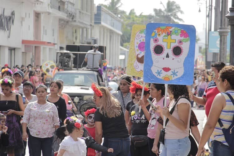 Realizan Carnaval de Catrinas en el centro de Veracruz (+Video)