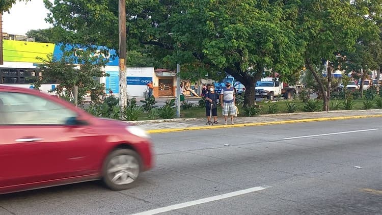 Ciudadanos piden instalación de topes en bulevar de Boca del Río para evitar accidentes(+Video)