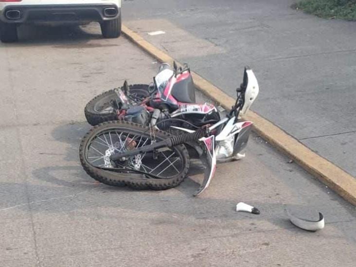 Motociclista sufre accidente al impactarse contra un auto en la colonia Venustiano Carranza