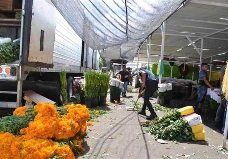 Baja venta de cempasúchil y moco pavo en panteones de Veracruz