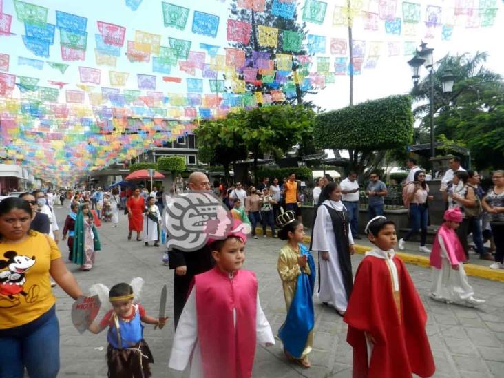 En Misantla, cientos de personas participan en desfile de Todos Santos