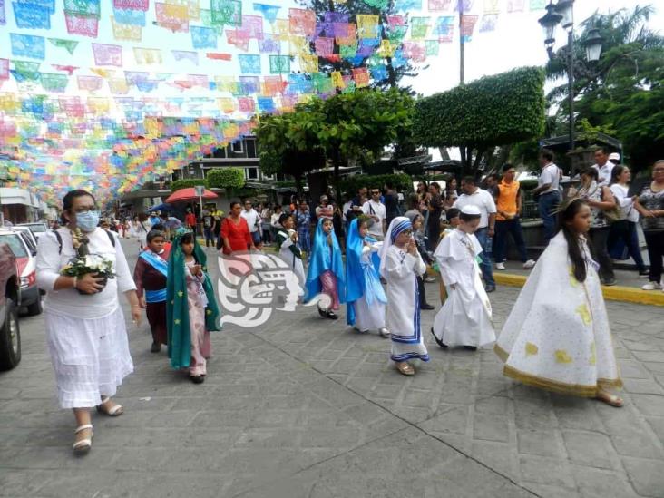 En Misantla, cientos de personas participan en desfile de Todos Santos