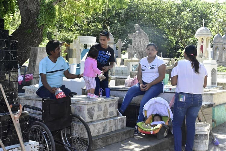 Con lágrimas y música salsa visitan la tumba de su padre en el Panteón Antiguo de Coatzacoalcos