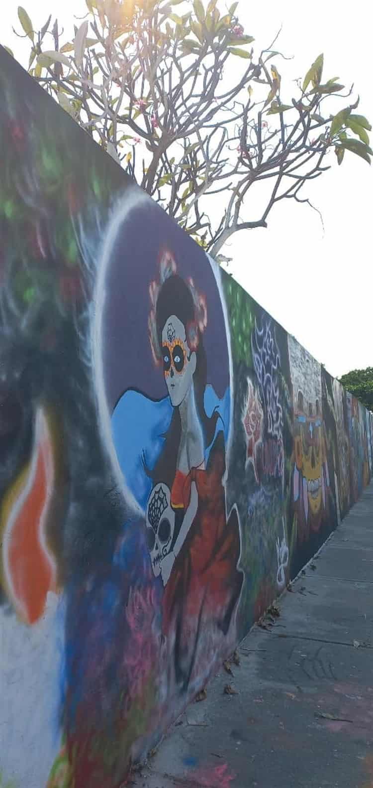 Pintan mural alusivo al Día de Todos Santos en el Panteón Municipal de Veracruz