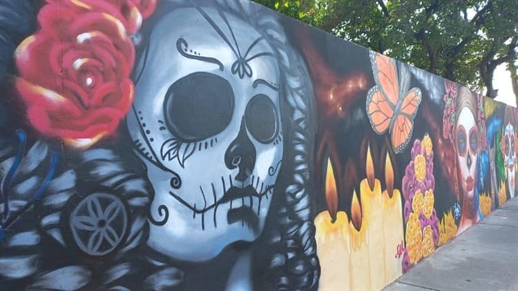 Pintan mural alusivo al Día de Todos Santos en el Panteón Municipal de Veracruz