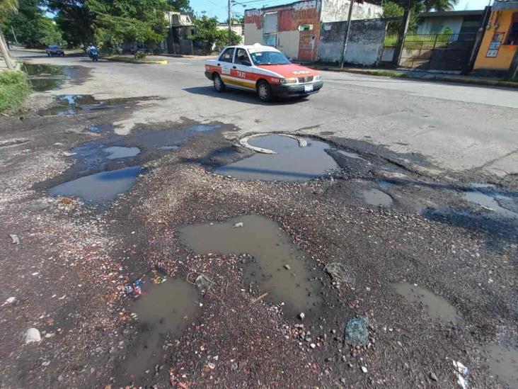 Registros incompletos, baches y aguas negras afectan a vecinos de colonia en Veracruz