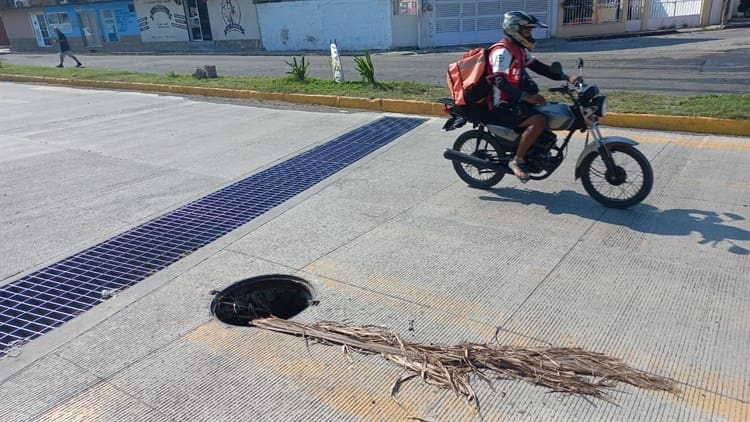 Registros incompletos, baches y aguas negras afectan a vecinos de colonia en Veracruz