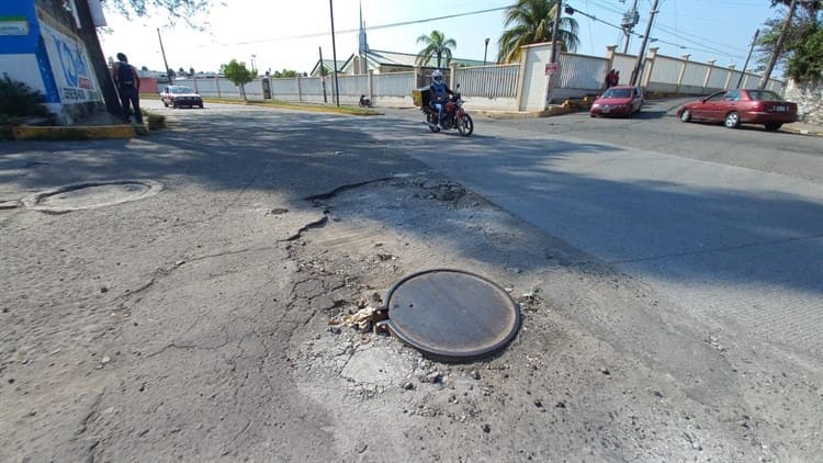 Registros incompletos, baches y aguas negras afectan a vecinos de colonia en Veracruz