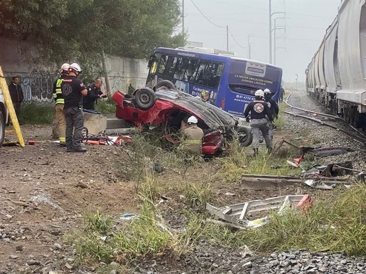 ¡Terrible! Un muerto y 20 heridos tras impactar tren a camión y auto en Nuevo León