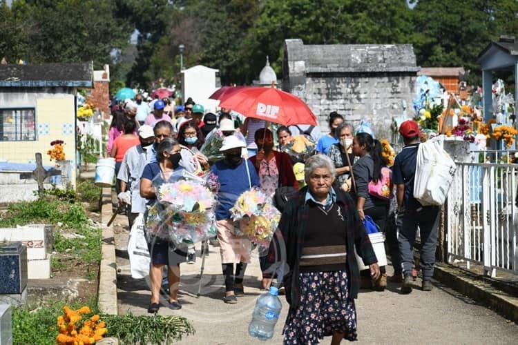 Xalapeños abarrotan panteones para honrar a sus fieles difuntos