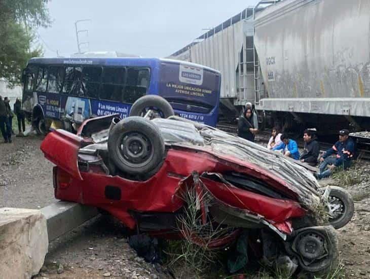 ¡Terrible! Un muerto y 20 heridos tras impactar tren a camión y auto en Nuevo León