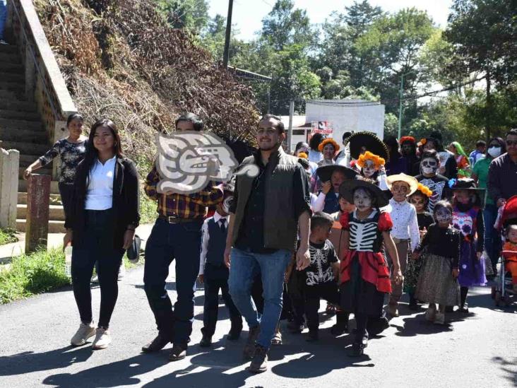 Desfilan catrinas y catrines por las calles de Tequila (+Video)