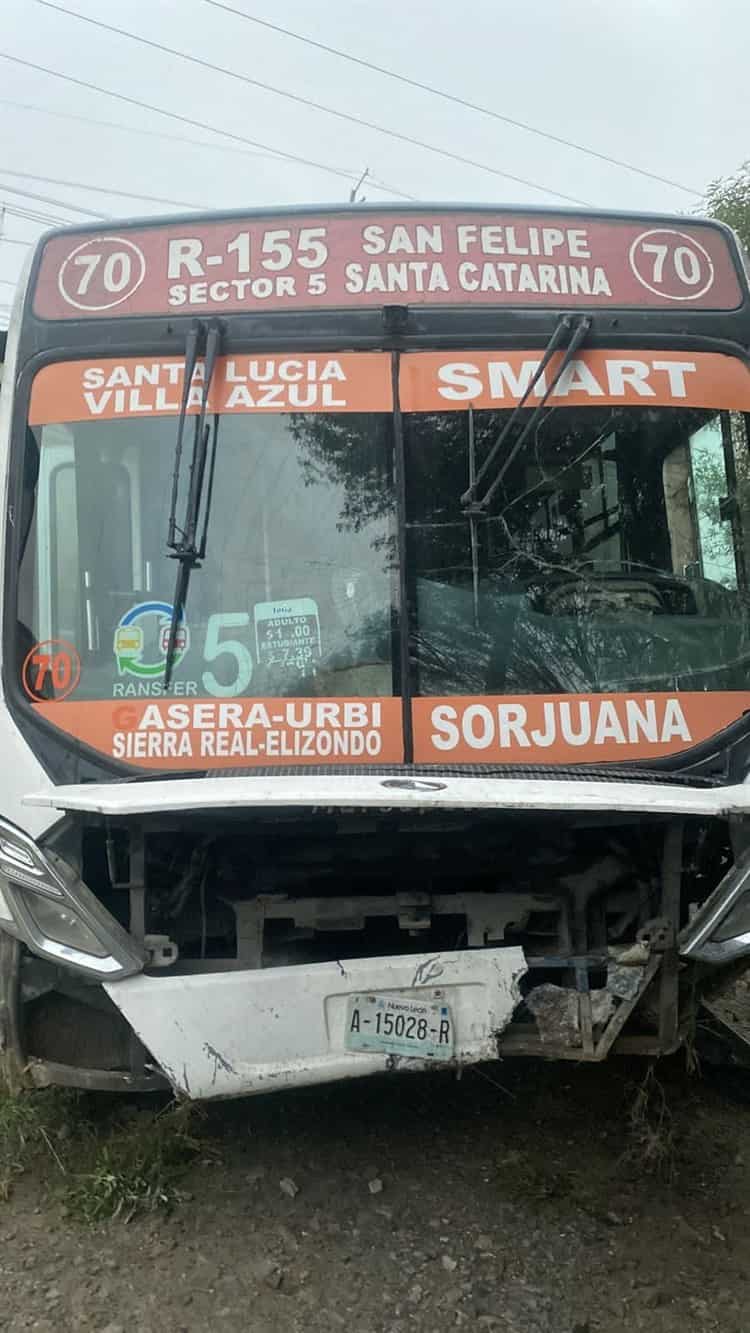 ¡Terrible! Un muerto y 20 heridos tras impactar tren a camión y auto en Nuevo León