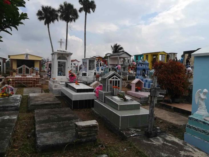 Limpiadores de tumbas recorren panteones de Veracruz ofreciendo sus servicios