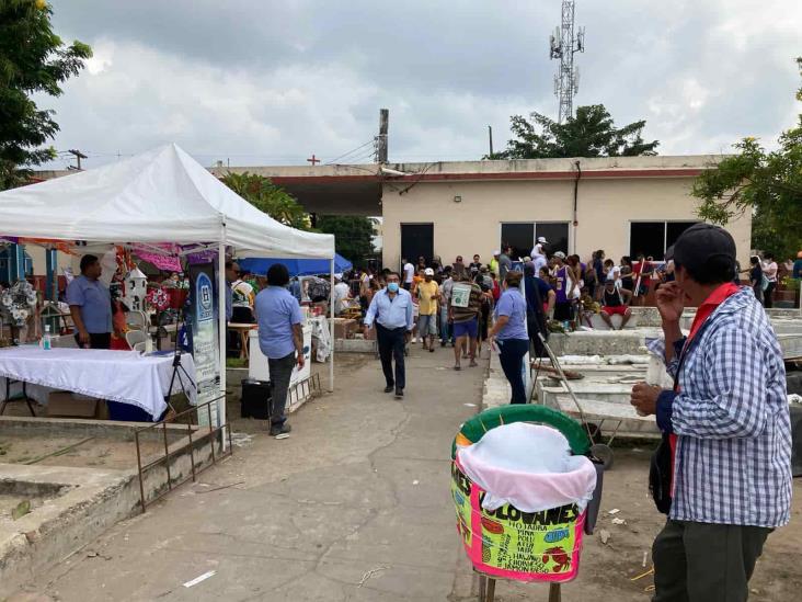 Comerciantes de Veracruz aprovechan afluencia en panteón Jardín para vender sus productos