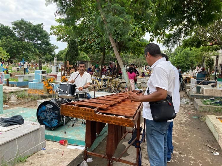 Comerciantes de Veracruz aprovechan afluencia en panteón Jardín para vender sus productos