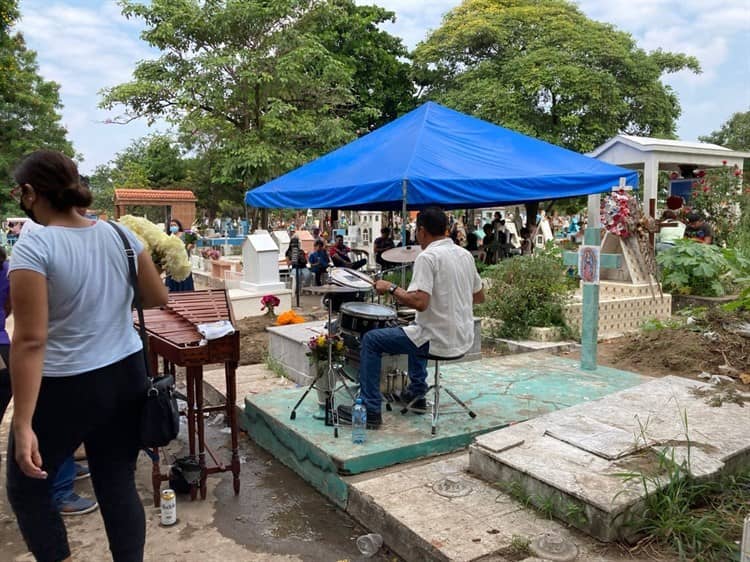 Bailan jarochos con sus difuntos en el panteón Jardín, en Veracruz