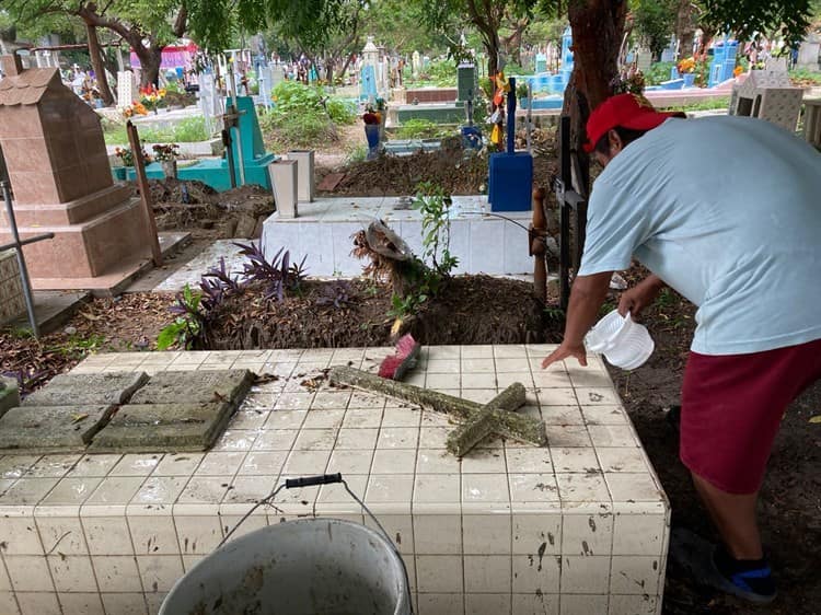Limpiadores de tumbas recorren panteones de Veracruz ofreciendo sus servicios