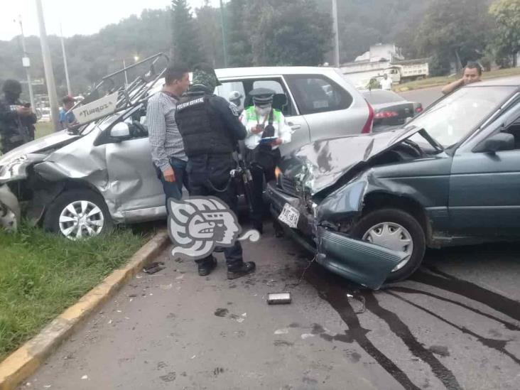 3 heridos y daños dejó choque de vehículos en bulevar Banderilla