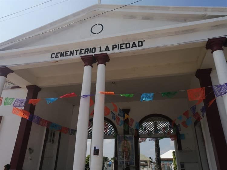 Reportan saldo blanco en cementerios de Cosamaloapan por Todos Santos