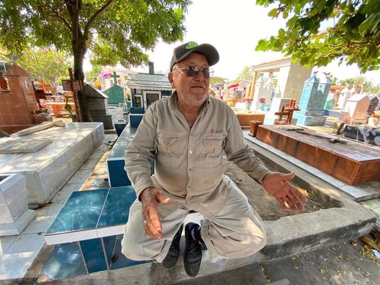 Don Delfino, ha dedicado su vida a realizar servicios en el Panteón Jardín de Veracruz