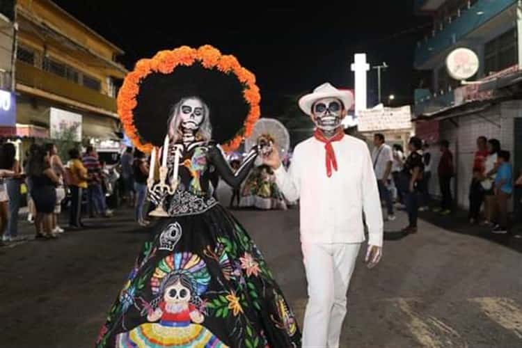 Con Desfile de Catrinas y exhibición de altares concluyen festividad de Día de Muertos en Cardel