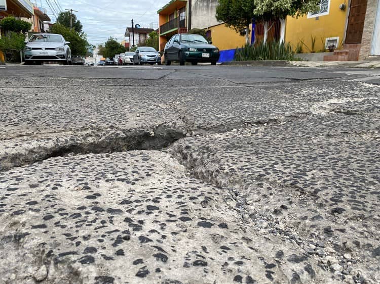 Por las lluvias, crece hundimiento en calle Simón Bolívar, en Xalapa