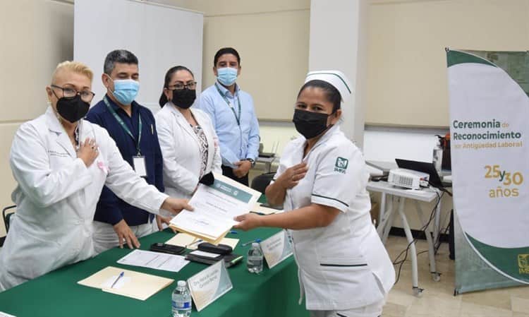 Realiza IMSS Veracruz Norte entrega de reconocimientos por antigüedad laboral en Poza Rica