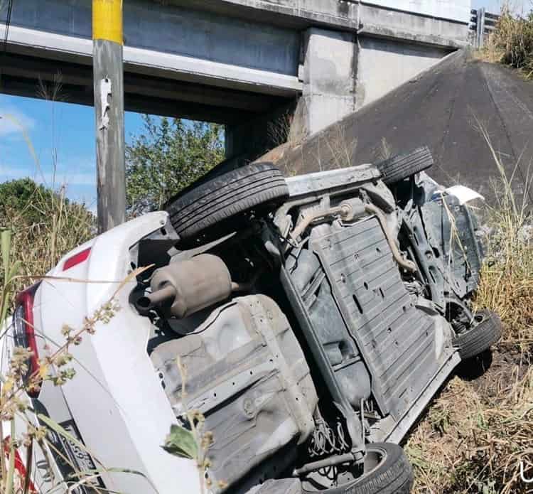Adulto mayor resulta herido con su familia al volcar el auto donde viajaban en la carretera Cardel-Poza Rica