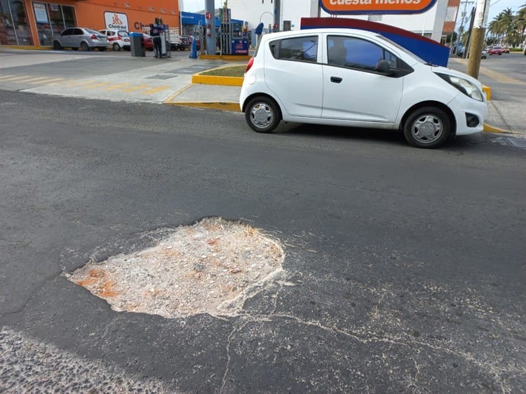 Reparan baches y tragatormentas en calles de Veracruz que eran un peligro para transeúntes