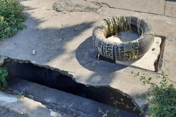 Con llantas, vecinos de la colonia Centro urgen a autoridades que reparen un registro dañado