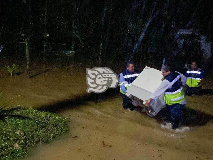 Por las lluvias evacuan a familias de la zona rural de Coatzacoalcos 