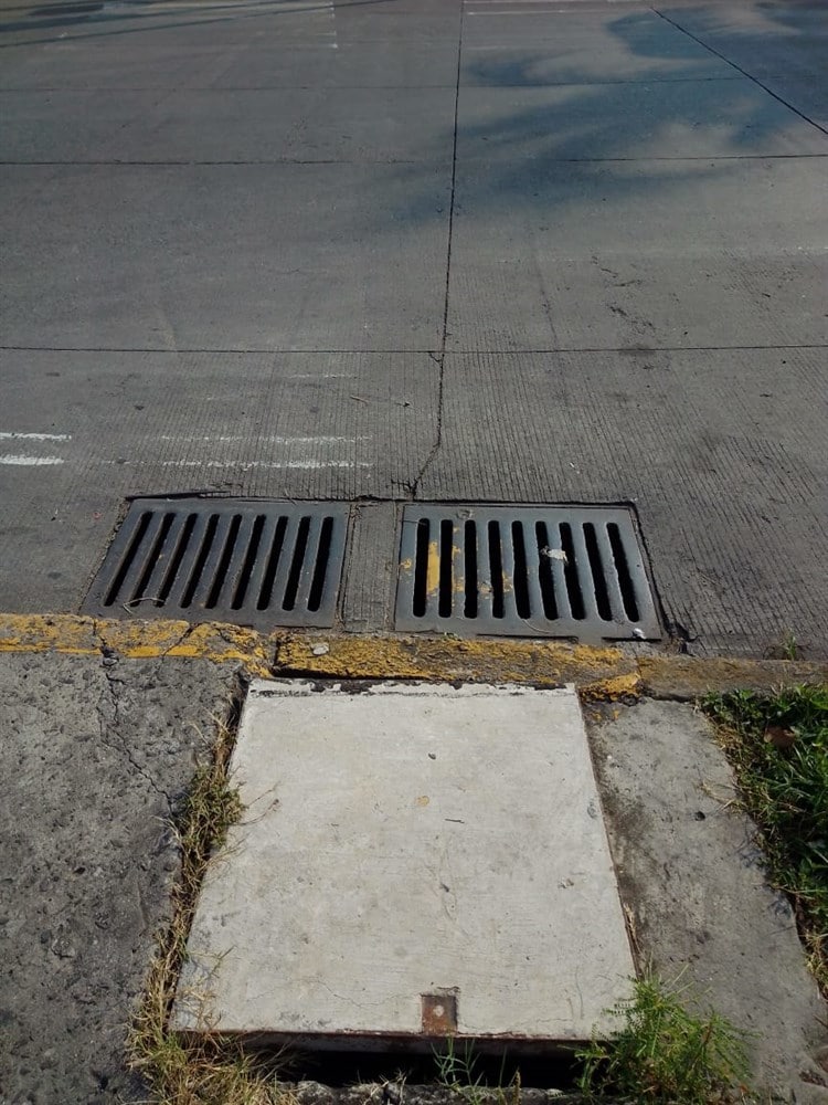 Reparan registro dañado en calles de Veracruz, ahora aqueja la falta de iluminación