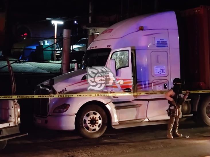 Trailero agrede a otro en la salida hacia Banderilla; lo reportan grave (+Video)