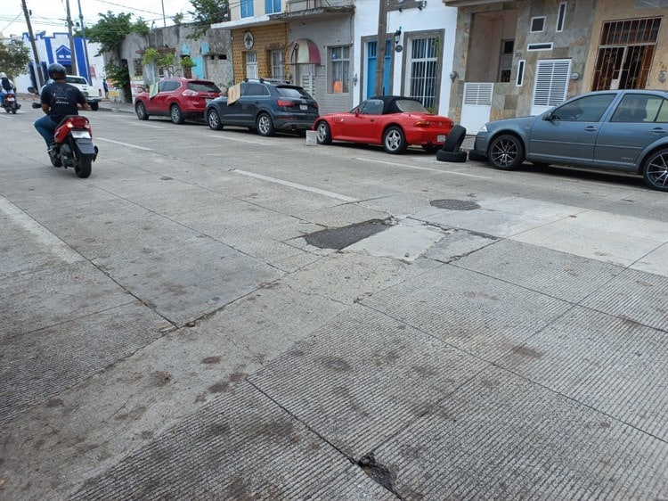 Luego de dos meses, arreglan aparatosa fractura en calles del puerto de Veracruz