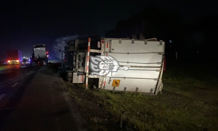 Vuelca Tráiler En Autopista Orizaba-Córdoba