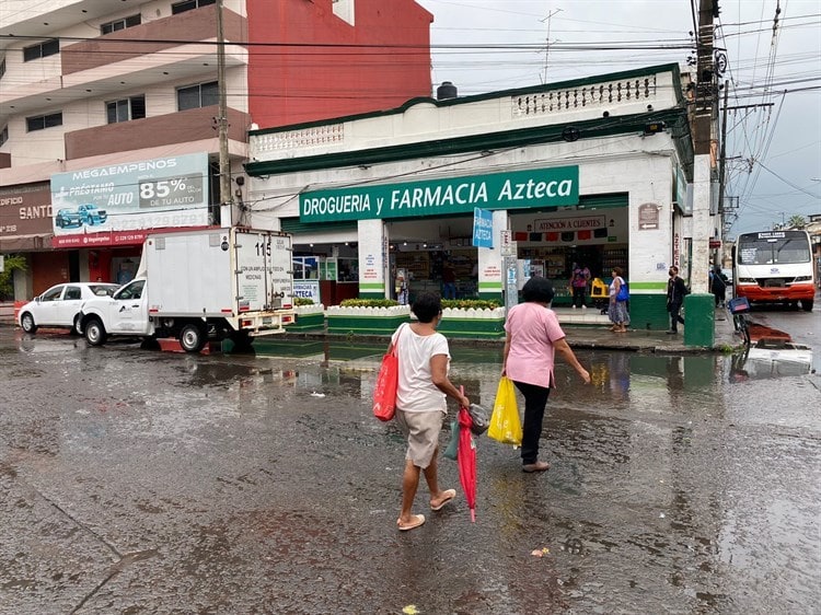 Lluvia provoca fuga de aguas negras en la zona de mercados en Veracruz (+Video)