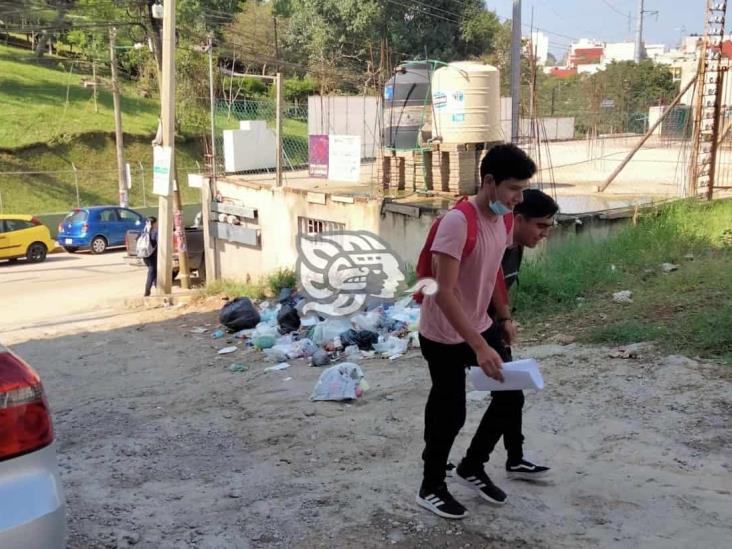 Vecinos y estudiantes del Tec de Xalapa caminan entre la basura