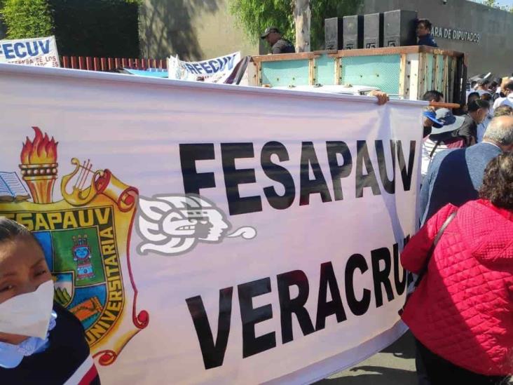 Trabajadores de la CONTU protestan ante la Cámara de Diputados (+Video)