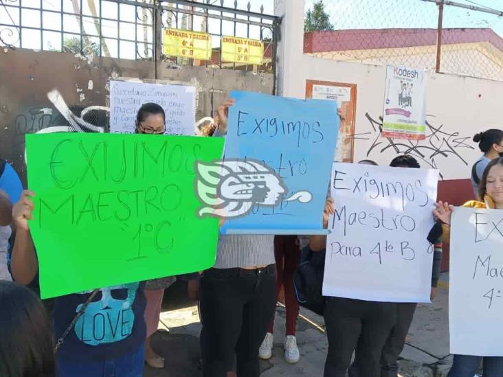 Padres exigen docentes en primaria de Coatepec; toman el plantel