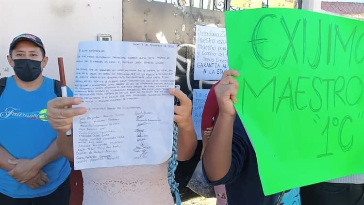 Padres exigen docentes en primaria de Coatepec; toman el plantel