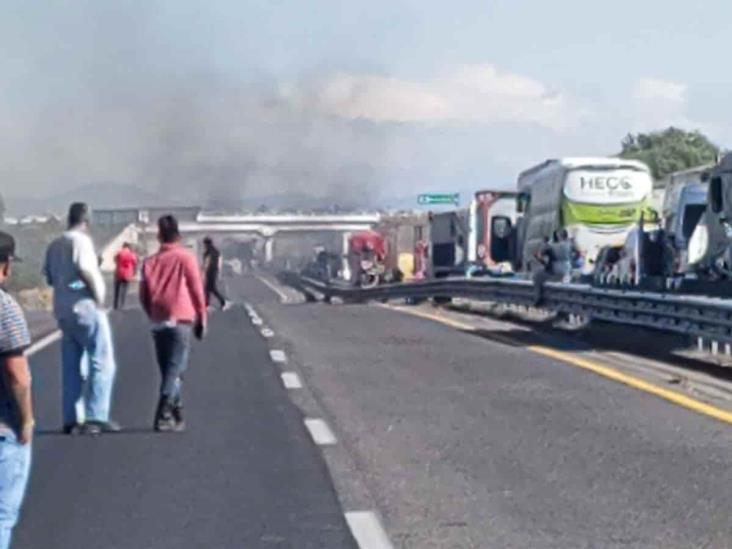 Bloquean la Puebla-Orizaba; exigen liberar a trailero señalado por privar de la vida a militares